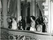 Fotografia de Américo Tomás, acompanhado por Gertrudes Rodrigues Tomás e por Inocêncio Galvão Teles, no Teatro Nacional de São Carlos, assistido a uma récita de gala, por ocasião das comemorações do V Centenário do Nascimento de Gil Vicente