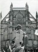 Fotografia de Marcelo Matias e Hailé Salassié I, por ocasião da sua visita de Estado a Portugal, no Mosteiro da Batalha, na Batalha.