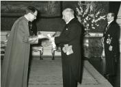 Fotografia de Américo Tomás no Palácio da Ajuda durante a cerimónia de entrega de credenciais e imposição do barrete cardinalício ao núncio apostólico Dom Giovanni Panico