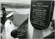 Fotografia de Américo Tomás inaugurando a ponte sobre o rio Limpopo em Xai-Xai, por ocasião da visita de estado efetuada a Moçambique