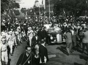 Fotografia de Américo Tomás deslocando-se num cortejo automóvel na cidade de Maputo, por ocasião da visita de estado efetuada a Moçambique