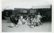 Fotografia de Maria Madalena e Maria Natália, filhas de Américo Tomás, com familiares e amigos na Praia do Homem do Leme, no Porto, por ocasião da sua visita ao norte de Portugal