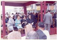 Fotografia Gertrudes Rodrigues Tomás, esposa de Américo Tomás, na cerimónia de inauguração da Praça do Brasil em Setúbal, por ocasião da participação nas comemorações do II Centenário do nascimento do poeta Bocage