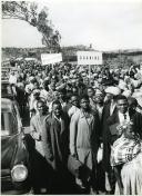 Fotografia de um desfile de populares em Xai-Xai, por ocasião da visita de estado efetuada por Américo Tomás a Moçambique