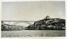 Fotografia do rio Douro, com vista da zona ribeirinha da cidade de Vila Nova de Gaia