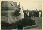 Fotografia de Américo Tomás junto ao Monumento ao Cego do Maio, na Póvoa de Varzim, por ocasião da cerimónia de homenagem a José Rodrigues Maio (Cego do Maio)