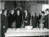 Fotografia de Américo Tomás no Palácio Nacional de Belém, recebendo em audiência as forças vivas do distrito de Santarém