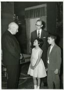 Fotografia de Américo Tomás no Palácio de Belém, recebendo em audiência um grupo de crianças de Belmonte que receberam o Prémio Álvares Cabral