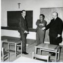 Fotografia de Américo Tomás em Sacavém, acompanhado por Inocêncio Galvão Teles, visitando a escola primaria, por ocasião da inauguração do Bairro da SACOR