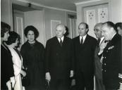 Fotografia de Américo Tomás, acompanhado pela filha Maria Natália, por José João Gonçalves de Proença e por Alfredo Rodrigues dos Santos Júnior, no Teatro Trindade, em Lisboa, por ocasião da apresentação da ópera "Tosca”
