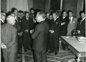 Fotografia de Américo Tomás no Palácio Nacional de Belém, recebendo em audiência os dirigentes do clube de futebol Os Belenenses