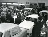 Fotografia de Américo Tomás inaugurando a fabrica de montagem de automóveis Renault, por ocasião da visita oficial efetuada ao distrito da Guarda