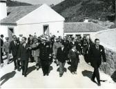 Fotografia de Américo Tomás, acompanhado pelo ministro das obras públicas Eduardo de Arantes e Oliveira, em Vale do Rei, por ocasião da visita efetuada ao distrito de Leiria