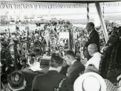 Fotografia de Américo Tomás, acompanhado por Eduardo de Arantes e Oliveira, presidindo à inauguração da Ponte da Varela sobre a Ria de Aveiro