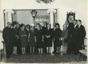 Fotografia de Américo Tomás, acompanhado por Gertrudes Rodrigues Tomás, durante um almoço com os ministros e subsecretários da Educação Nacional e com elementos da Mocidade Portuguesa, no Palácio de Belém