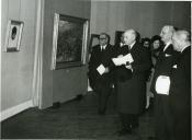 Fotografia de Américo Tomás na Sociedade Nacional de Belas-Artes, por ocasião da inauguração de uma exposição do pintor José Reis