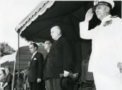 Fotografia de Américo Tomás no juramento da bandeira durante a cerimónia de encerramento do ano letivo na Academia Militar