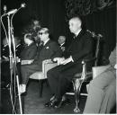 Fotografia de Américo Tomás, acompanhado por José João Gonçalves de Proença, durante uma cerimónia oficial