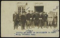 Fotografia de Teixeira Gomes junto de um grupo de oficiais durante a sua visita à cidade do Porto