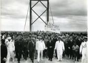 Fotografia de Américo Tomás, acompanhado por António Augusto Peixoto, inaugurando a ponte sobre o rio Limpopo em Xai-Xai, por ocasião da visita de estado efetuada a Moçambique