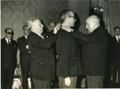 Fotografia de Américo Tomás no Palácio Nacional de Belém, condecorando o subsecretário de estado do orçamento com a Fita de Grande-Oficial da Ordem Militar de Cristo