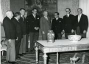 Fotografia de Américo Tomás no Palácio Nacional de Belém, recebendo em audiência o Conselho de Administração da Hidroeléctrica do Douro, S.A.R.L