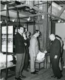 Fotografia de Américo Tomás, presidindo à inauguração da V Feira Internacional de Lisboa
