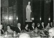 Fotografia de Fotografia de Américo Tomás e edilidades, por ocasião das Festas de S. João, nos Paços do Concelho, no Porto.