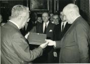 Fotografia de Américo Tomás no Palácio de Belém recebendo em audiência os representantes do distritos marítimos