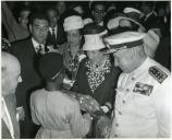 Fotografia de Américo Tomás, acompanhado por Gertrudes Rodrigues Tomás e por António Augusto Peixoto, em Inhambane, por ocasião da visita de estado efetuada a Moçambique