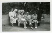 Fotografia de Maria Madalena e Maria Natália, filhas de Américo Tomás, com familiares e amigos