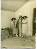 Fotografia de Gertrudes Ribeiro da Costa junto das suas duas irmãs, durante uma visita à vila de Sintra.