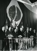 Fotografia de Américo Tomás, acompanhado por César Moreira Batista e por Inocêncio Galvão Teles, no Liceu Camões, presidindo à sessão de homenagem ao professorado primário