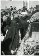 Fotografia de Américo Tomás, acompanhado por Alfredo Rodrigues dos Santos Júnior, na Nazaré saudando a população, por ocasião da visita efetuada ao distrito de Leiria