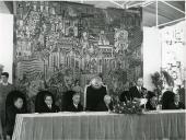 Fotografia de Américo Tomás, acompanhado por Eduardo de Arantes e Oliveira e por José João Gonçalves de Proença, presidindo à sessão solene de inauguração de fogos do Bairro Habitacional de Olivais-Sul