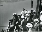Fotografia de Américo Tomás acompanhado por Eduardo de Arantes e Oliveira, visitando as obras no topo da torre norte da Ponte 25 de Abril