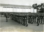 Fotografia da cerimónia de juramento da Bandeira, que contou com a presença de Américo Tomas, durante as comemorações do Dia da Unidade na Base Aérea n.º 2 na Ota