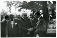 Fotografia de Américo Tomás na Avenida da Liberdade, por ocasião da abertura da Feira do Livro de Lisboa