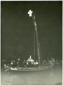 Fotografia da imagem de Nossa Senhora do Rosário de Fátima, a bordo duma fragata toda decorada e iluminada com a cruz de Cristo, fazendo a travessia do rio Tejo