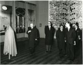 Fotografia de Américo Tomás, acompanhado por Inocêncio Galvão Teles, na Sociedade Nacional de Belas-Artes, presidindo à inauguração de uma exposição intitulada Novas Igrejas na Alemanha