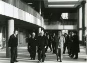 Fotografia de Américo Tomás, acompanhado por Marcelo Caetano, visitando a reitoria da Universidade Clássica de Lisboa