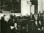 Fotografia de Américo Tomás na Universidade do Porto, presidindo à cerimónia de abertura do novo ano letivo