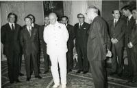 Fotografia de Américo Tomás, no Palácio de Belém, por ocasião da apresentação de boas festas pelo Presidente do Conselho e vários membros do Governo