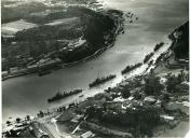Fotografia aérea de vários navios de guerra da Marinha Portuguesa entrando na Foz do rio Douro
