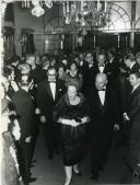 Fotografia de Américo Tomás, acompanhado pelapor Gertrudes Rodrigues Tomás e pela filha Maria Natália, no Teatro Municipal São Luiz, por ocasião da apresentação de uma peça de teatro japonesa