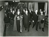 Fotografia de Américo Tomás, Manuel Gonçalves Cerejeira e comitiva, por ocasião da inauguração do Metropolitano de Lisboa, na estação de Entre Campos. 