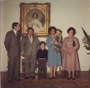 Fotografia da família Eanes com um casal de emigrantes