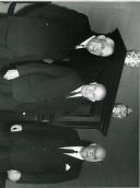 Fotografia de Américo Tomás no Palácio de Belém, acompanhado por António de Oliveira Salazar, presidindo à cerimónia de posse do novo subsecretário de Estado das Obras Públicas