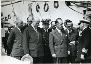 Fotografia de Américo Tomás acompanhando a visita do Presidente da República Craveiro Lopes ao navio-hospital “Gil Eannes”