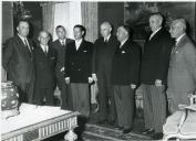 Fotografia de Américo Tomás no Palácio de Belém, recebendo em audiência representantes de uma comissão da cidade de Bragança